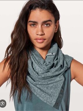 Lululemon Vinyasa Infinity Scarf in Blue